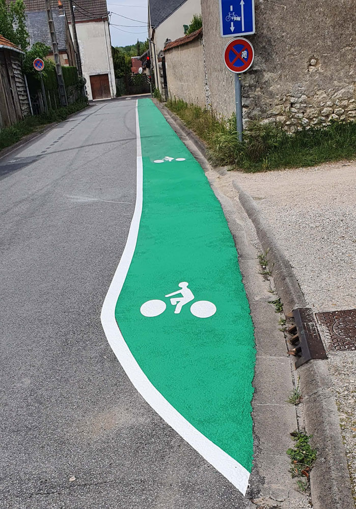 Marquage au sol et panneau de signalisation